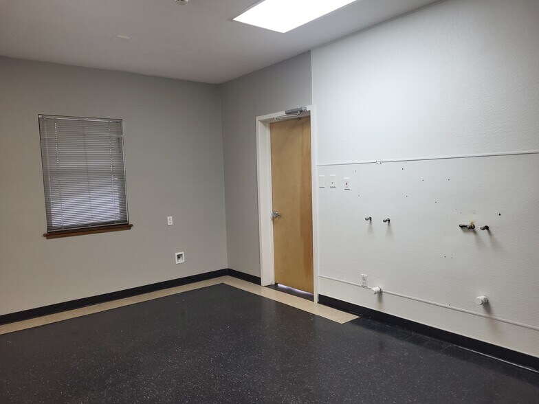 More Photos Of 20817 Sunshine Ln, Spring Office Residential For Lease