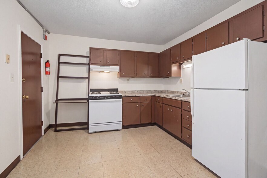 More Photos Of 471 Pond St, Woonsocket Apartments For Sale