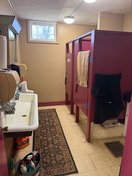More Photos Of 271 Litchfield Rd, Harwinton Manufacturing For Sale