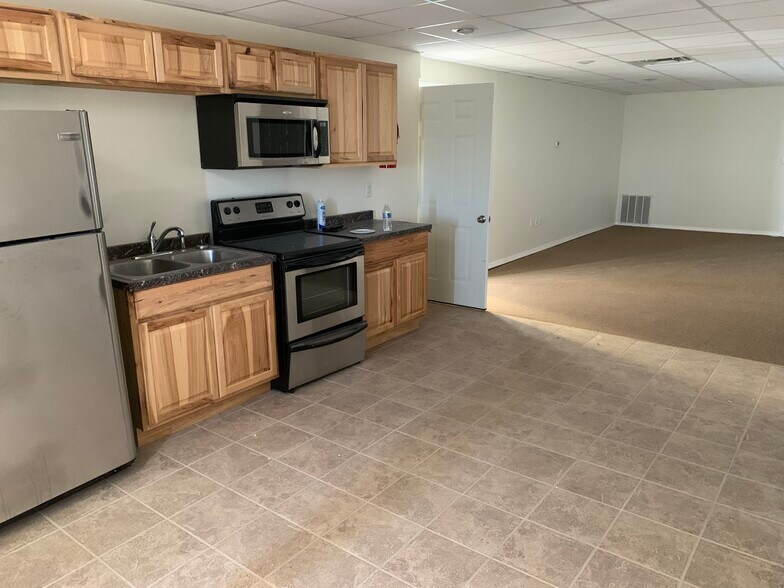 More Photos Of 1911 E County Road 140, Midland Service For Lease