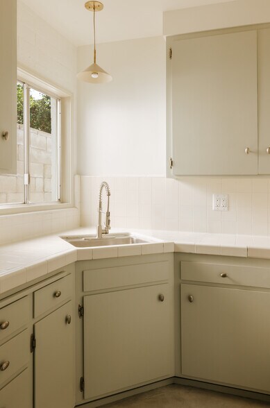 More Photos Of 2218 Pico Blvd, Santa Monica General Retail For Sale