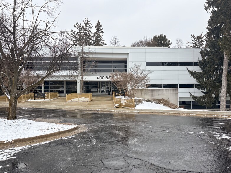 More Photos Of 41000 Woodward Ave, Bloomfield Hills Coworking Space