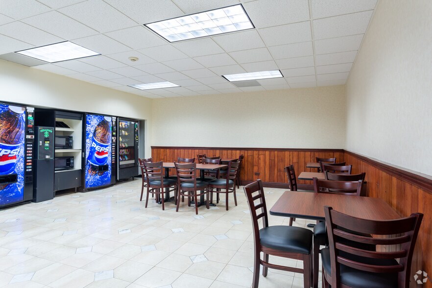 More Photos Of 15 Spinning Wheel Rd, Hinsdale Office For Lease