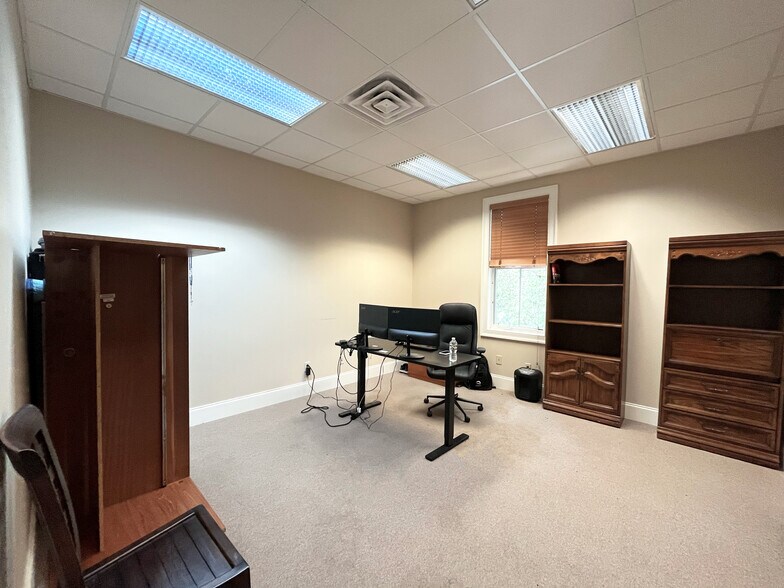 More Photos Of 240 Seven Farms Dr, Daniel Island Office For Sale