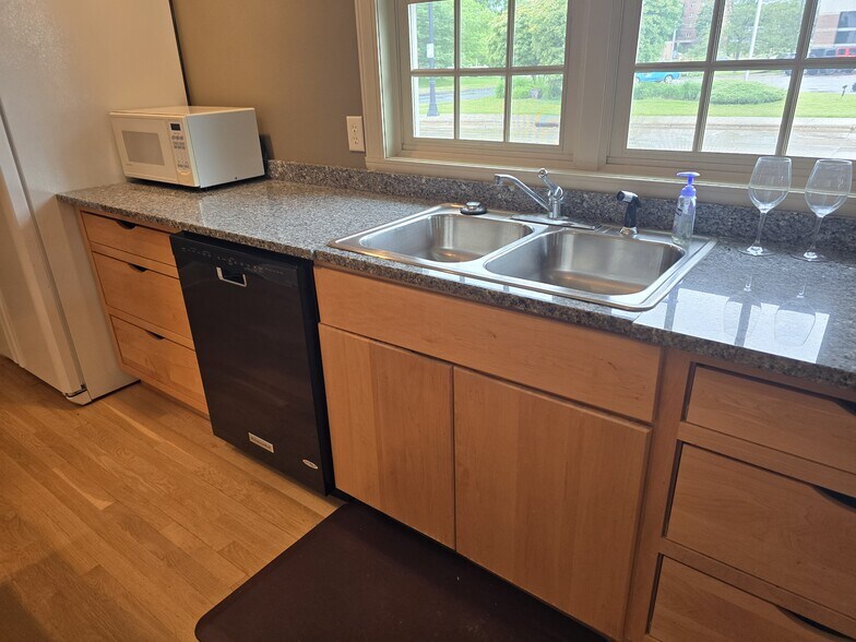 More Photos Of 115 W 6th St, Marshfield Storefront Retail Office For Sale