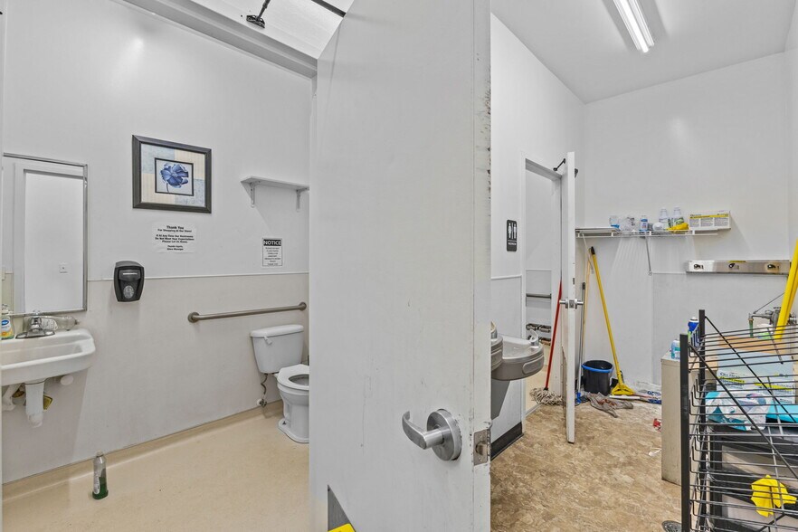 More Photos Of 1945 Kings Rd, Jacksonville Freestanding For Sale