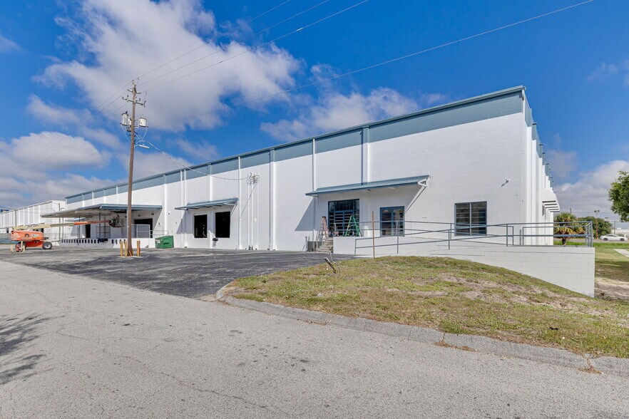 More Photos Of 5520 E Giddens Ave, Tampa Warehouse For Lease