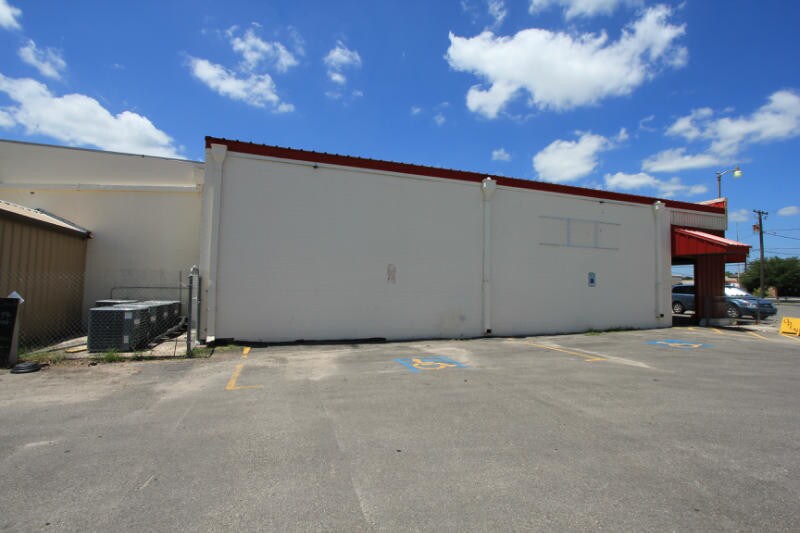 More Photos Of 200 N Saint Marys St, Beeville Medical For Lease