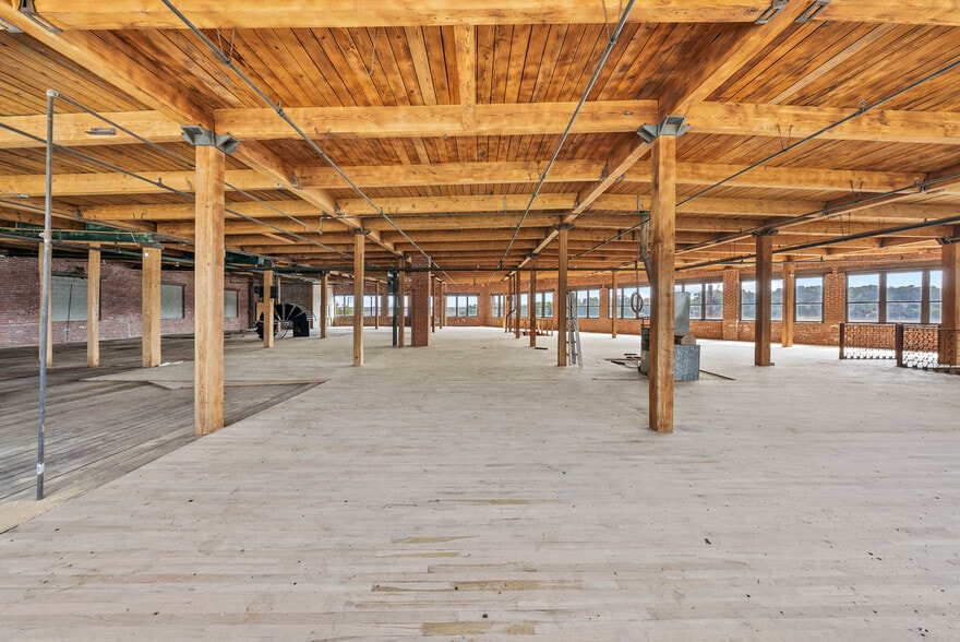 More Photos Of 6100 Wilson Ave, Kansas City Warehouse For Sale
