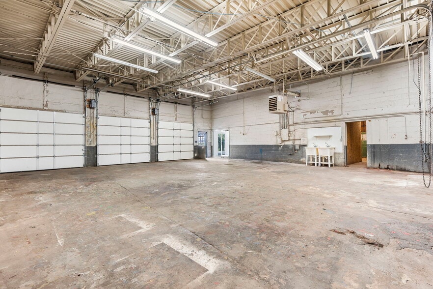 More Photos Of 215 N Grant Ave, Springfield Light Distribution For Lease
