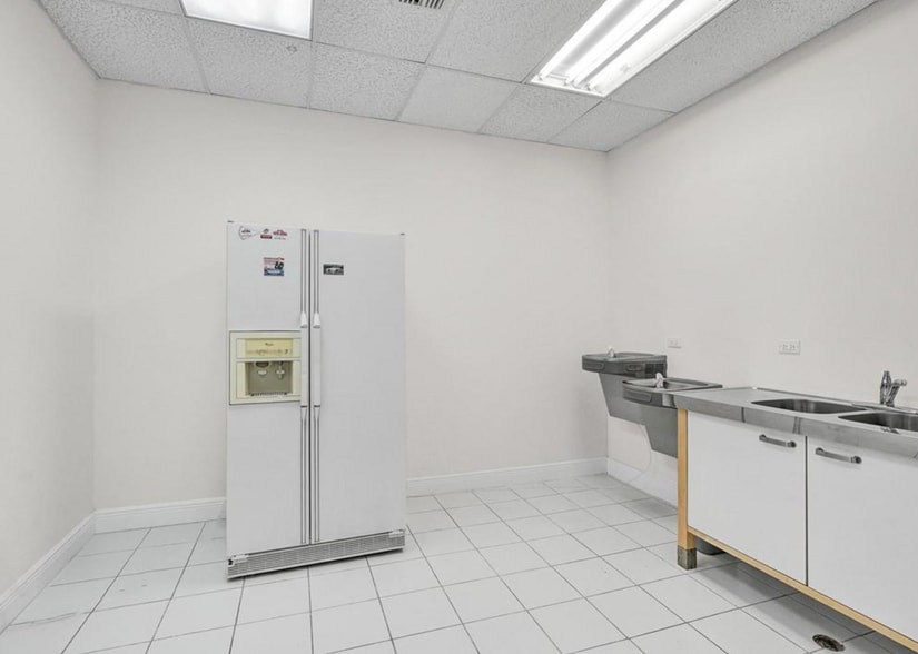 More Photos Of 8111-8119 NW 33rd St, Miami Warehouse For Sale