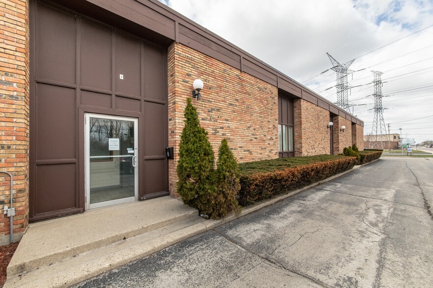 More Photos Of 110 S River Rd, Des Plaines Warehouse For Lease