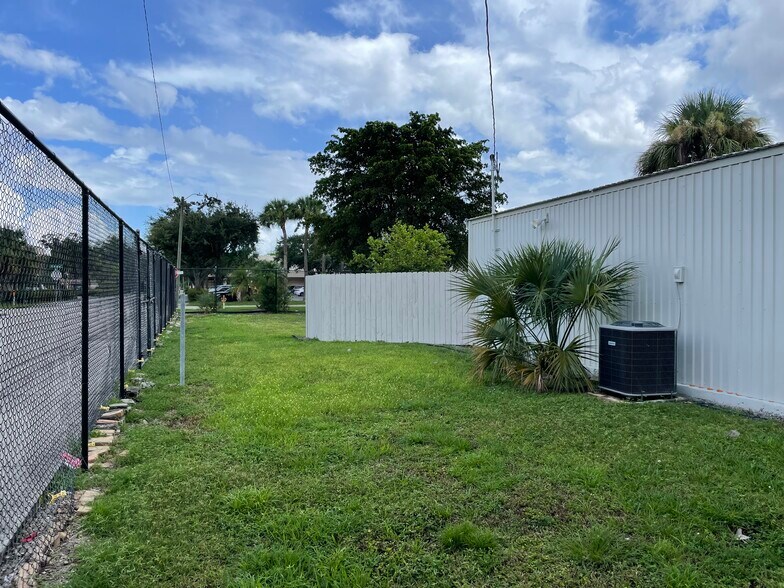 More Photos Of 2054 Crawford St, Fort Myers Office For Lease