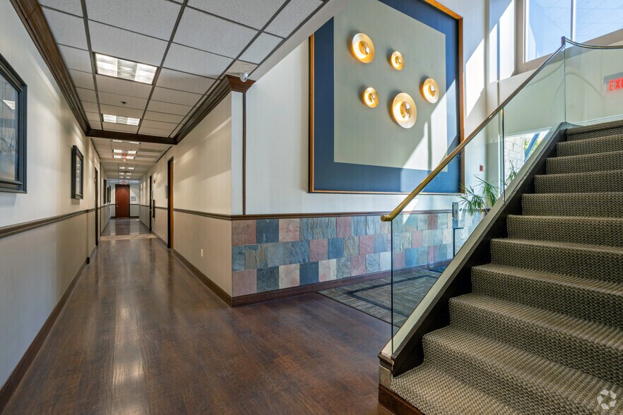 More Photos Of 9433 Bee Caves Rd, Austin Unknown For Lease