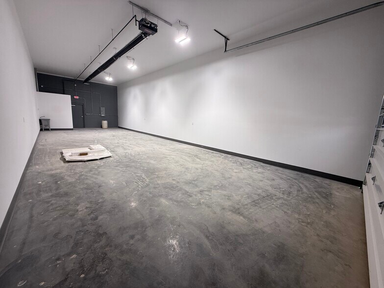 More Photos Of 70 County Line Dr, Cromwell Warehouse For Lease