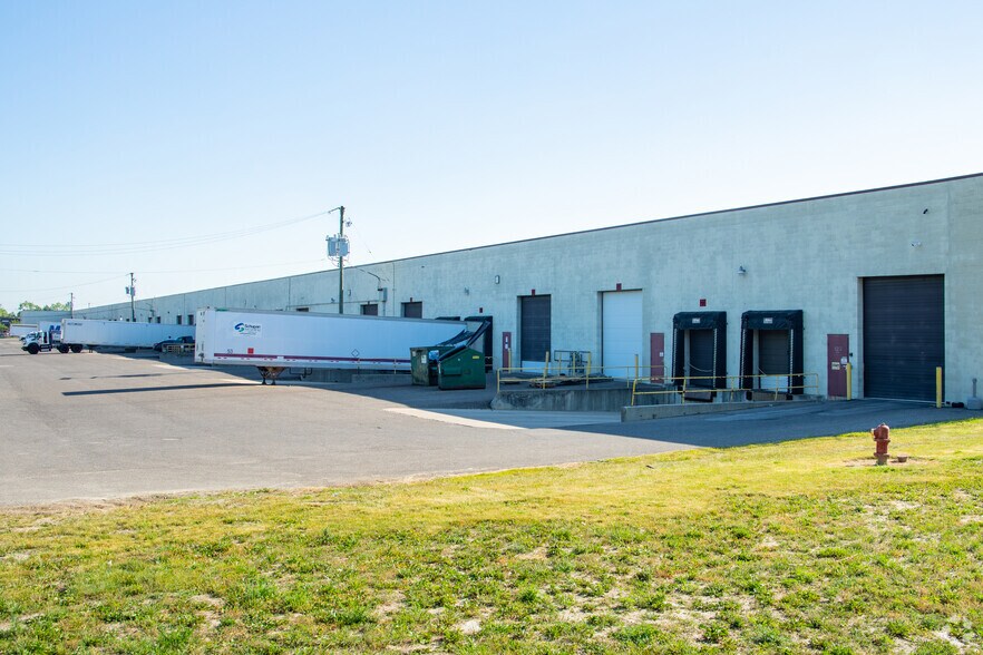 More Photos Of 28825 Goddard Rd, Romulus Warehouse For Lease