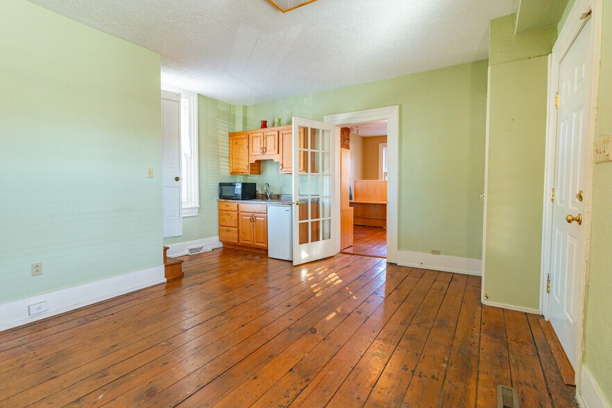 More Photos Of 323 S Main St, Zelienople Office Residential For Lease