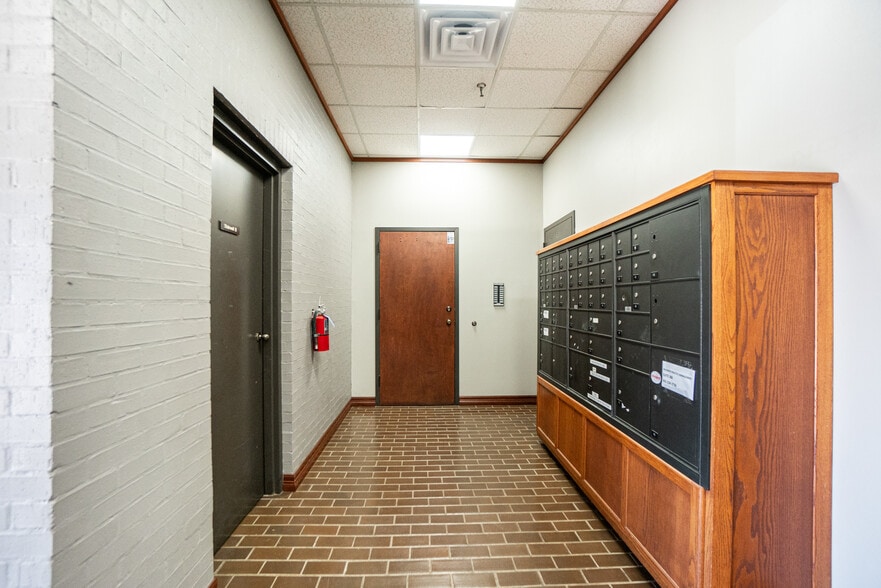 More Photos Of 140 E Tyler St, Longview Office For Lease