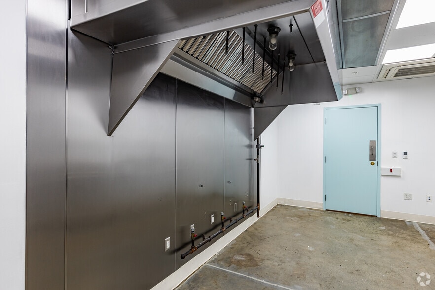 More Photos Of 18 N Dollins Ave, Orlando Warehouse For Lease