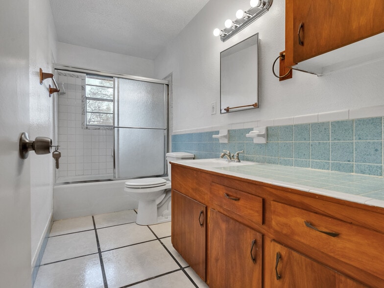 More Photos Of 2002 W Highway 6, Alvin Office For Sale