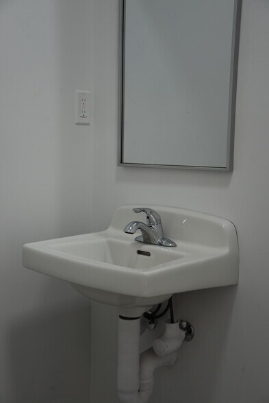 More Photos Of 25 Industrial Tract, Hudson Warehouse For Lease