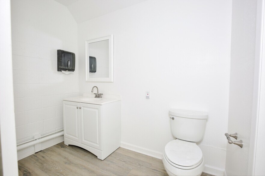 More Photos Of 404 W Main St, Payson Medical For Sale