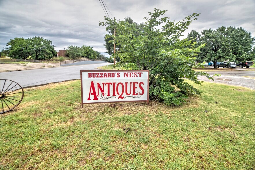 More Photos Of 604 S Rodeo Dr, Comanche Storefront Retail Office For Sale