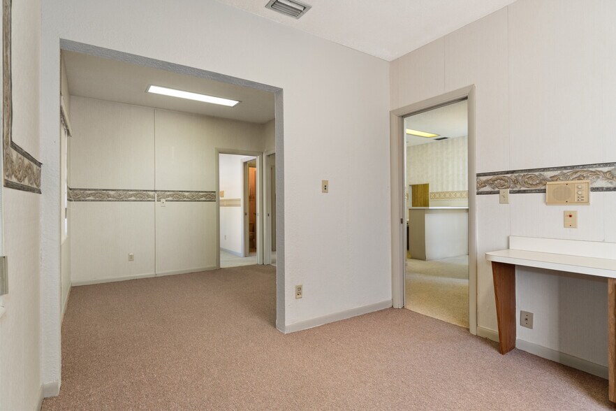 More Photos Of 300 S Line Ave, Inverness Medical For Sale