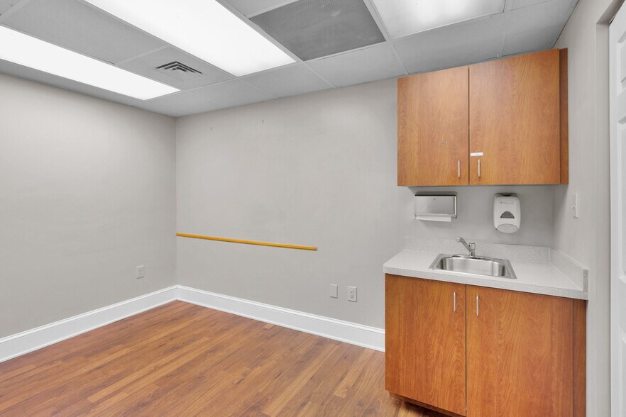 More Photos Of 1201-1203 Colonial Commons Ct, Lancaster Medical For Lease