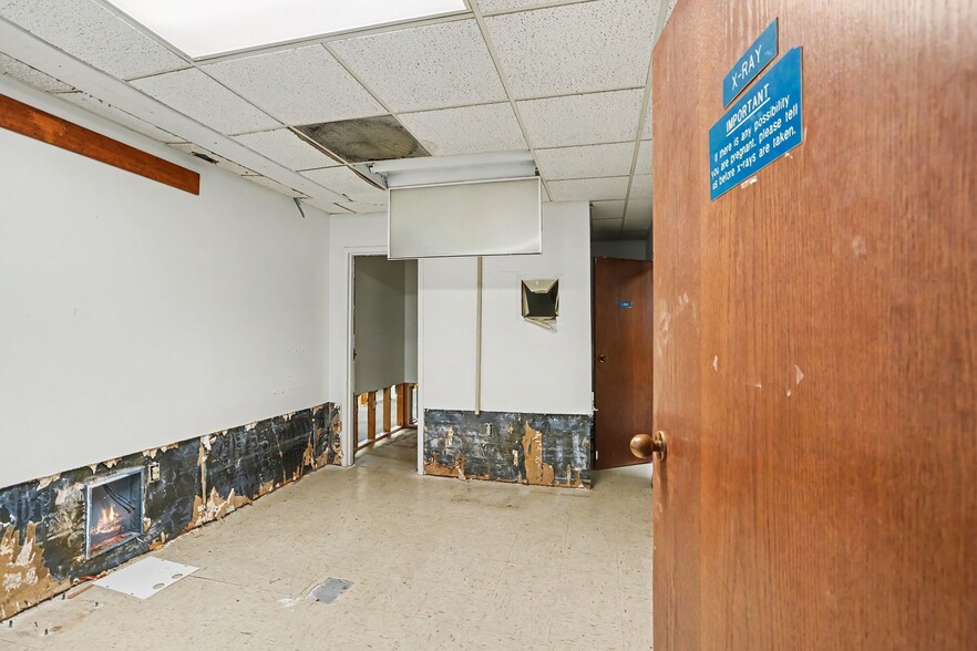 More Photos Of 13010 White Ave, Grandview Office For Lease