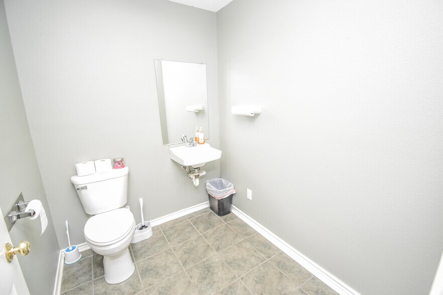 More Photos Of 511 N Northeast Loop 323, Tyler Office Residential For Lease