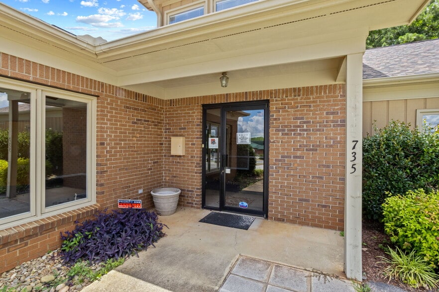 More Photos Of 735 N Townville St, Seneca Medical For Lease