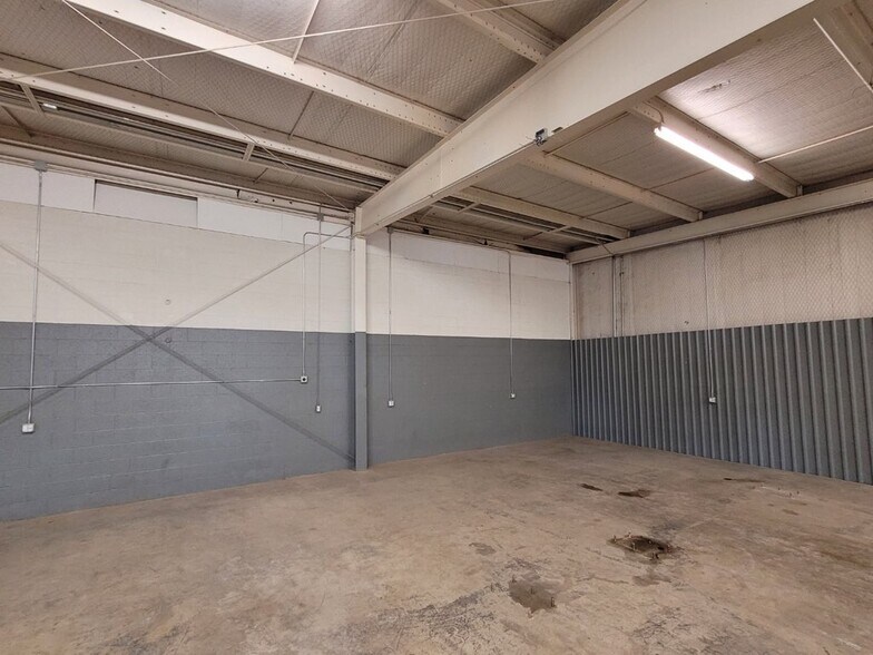 More Photos Of 2006 50th St, Lubbock Flex For Lease