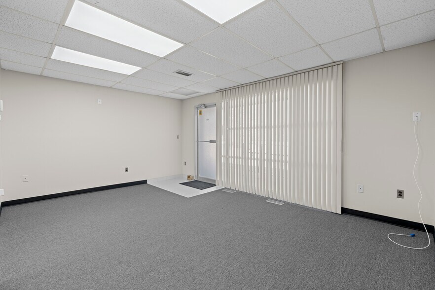 More Photos Of 961-971 Oakwood Dr, Rochester Medical For Lease