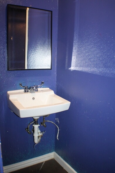 More Photos Of 3907 1/2 Canal St, Houston Bar For Lease