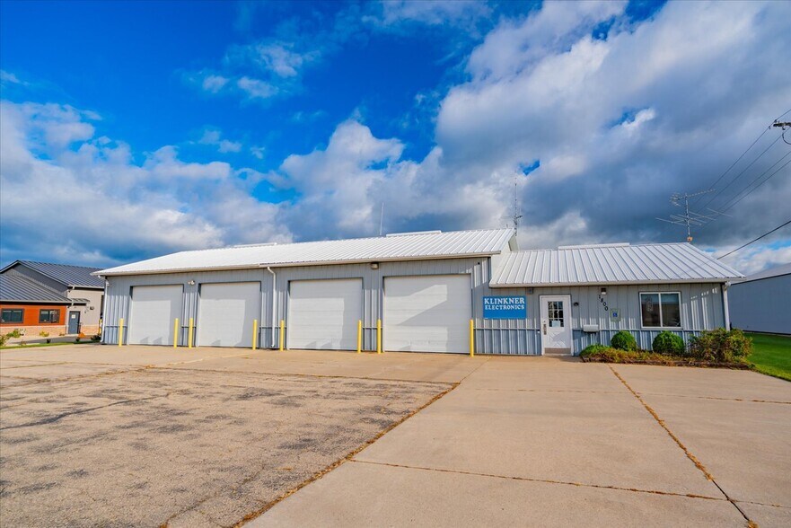 Primary Photo Of 1800 North St, Prairie Du Sac Flex For Sale