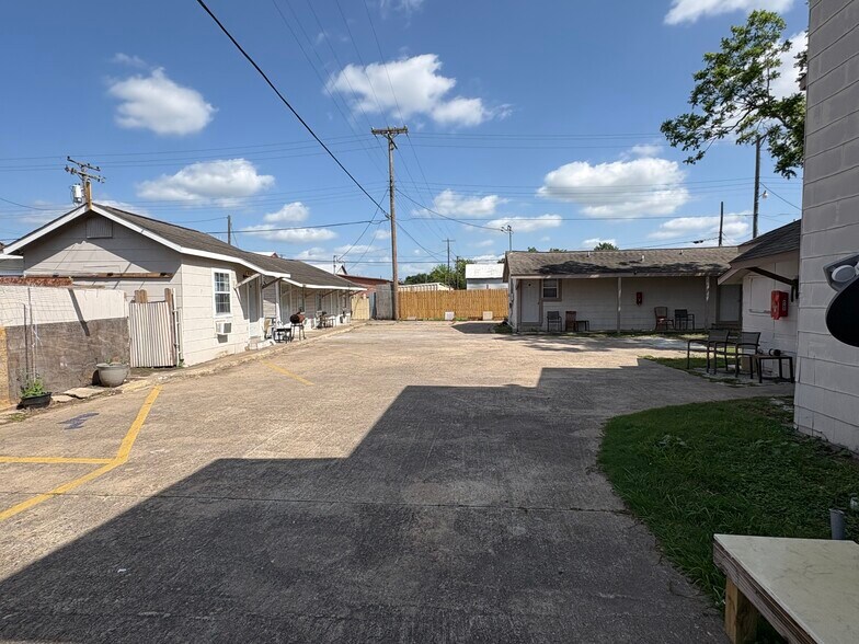 More Photos Of 405 W Jackson St, El Campo Hotel For Sale