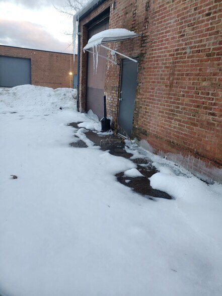 More Photos Of 380 Bennett Dr, Elk Grove Village Warehouse For Lease