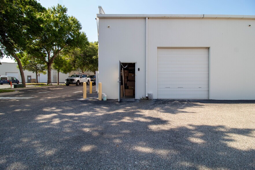 More Photos Of 8810 Commodity Cir, Orlando Showroom For Lease