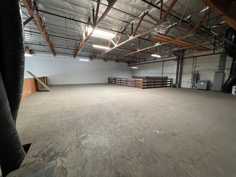 More Photos Of 15650 El Prado Rd, Chino Warehouse For Lease