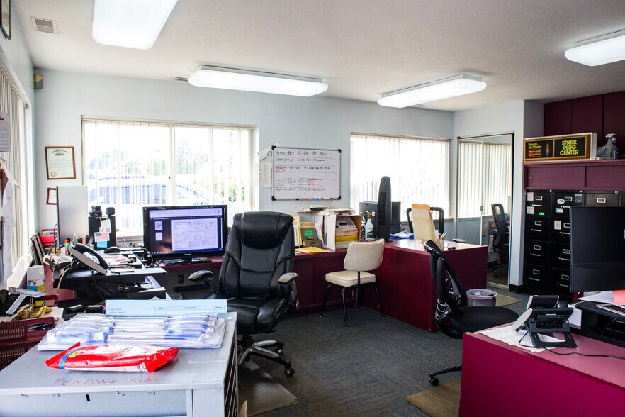 More Photos Of 325 1st St, Toledo Office For Sale