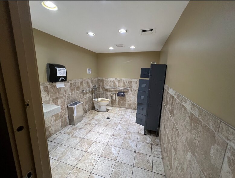 More Photos Of 300 E Dania Beach Blvd, Dania Bank For Lease