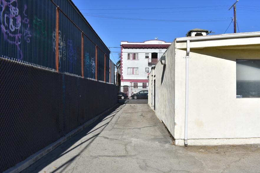 More Photos Of 2501 S Hill St, Los Angeles Office For Sale