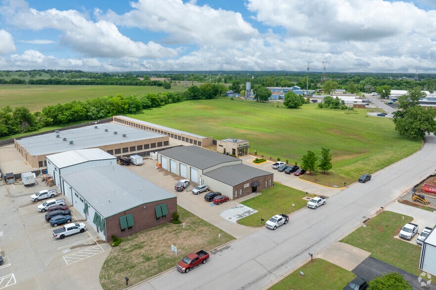 More Photos Of 14938 S Grant St, Bixby Warehouse For Lease