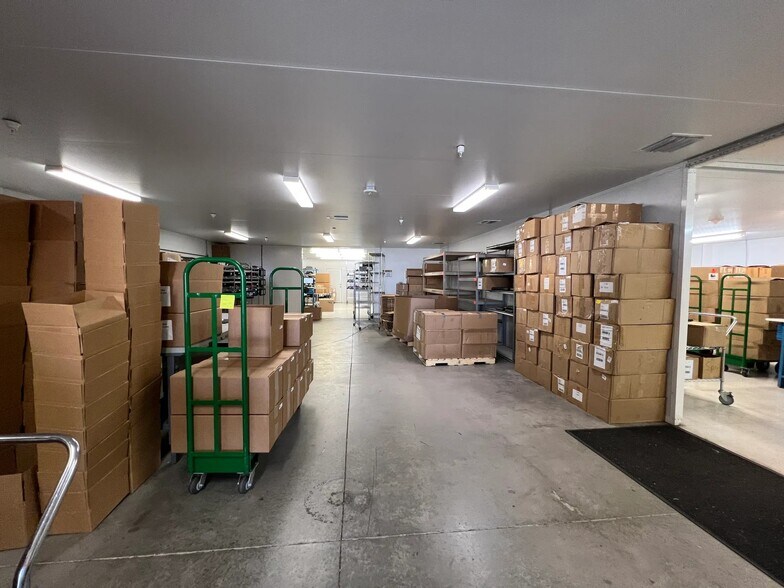 More Photos Of 1074 N Orange Ave, Sarasota Warehouse For Lease