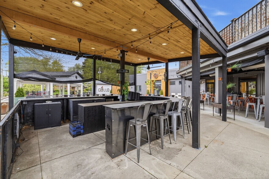 More Photos Of 402 Center St, Lewiston Restaurant For Lease