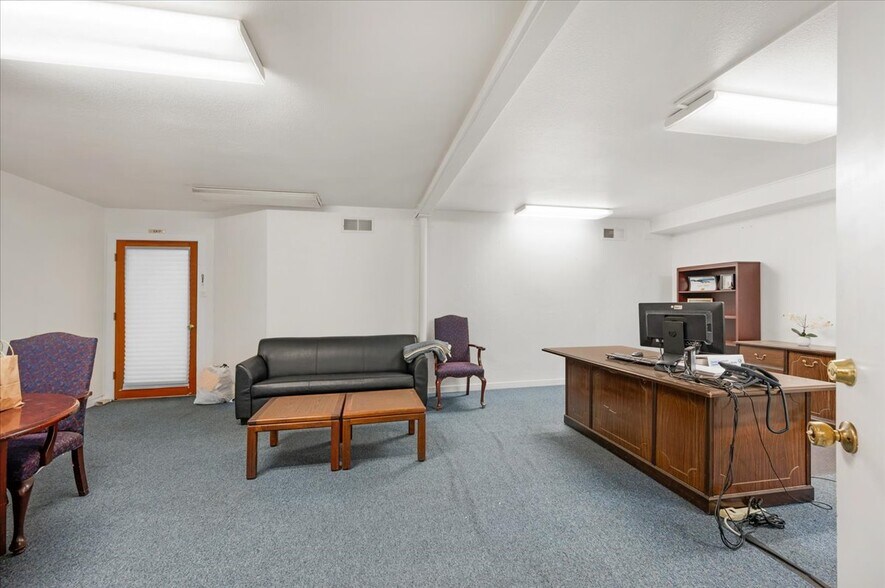 More Photos Of 339 W D St, Lemoore Storefront For Sale