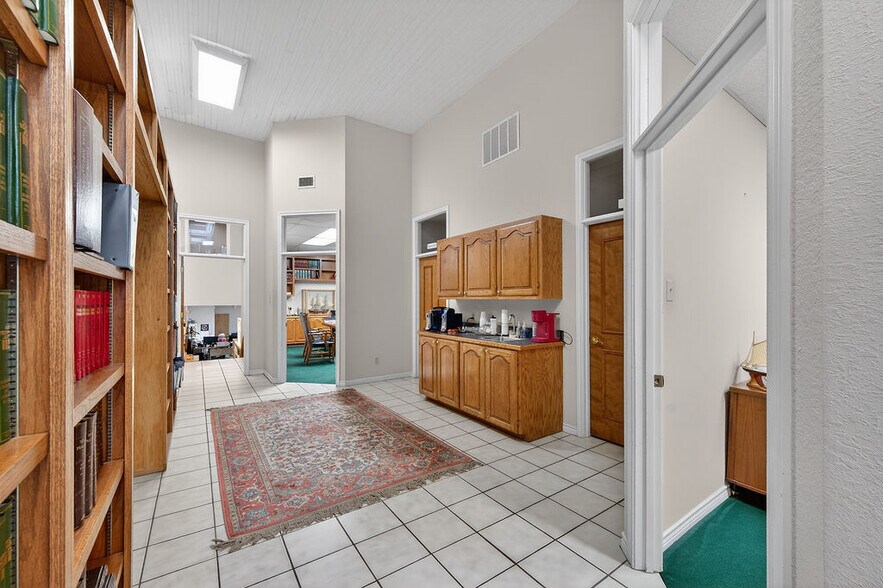 More Photos Of 110 E Corsicana St, Athens Office For Sale
