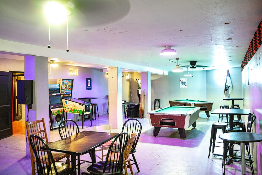 More Photos Of 302 S Magnolia St, Hearne Restaurant For Sale