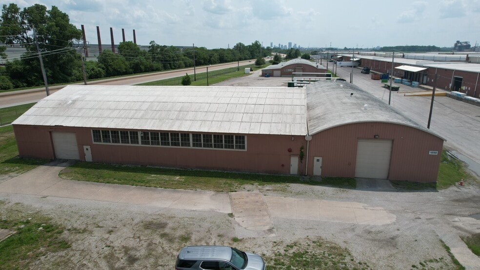 More Photos Of 1250 W 1st St, Granite City Flex For Lease